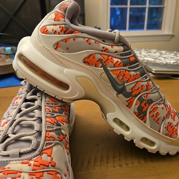 Nike Gray and White Sneakers - Picture 4 of 10